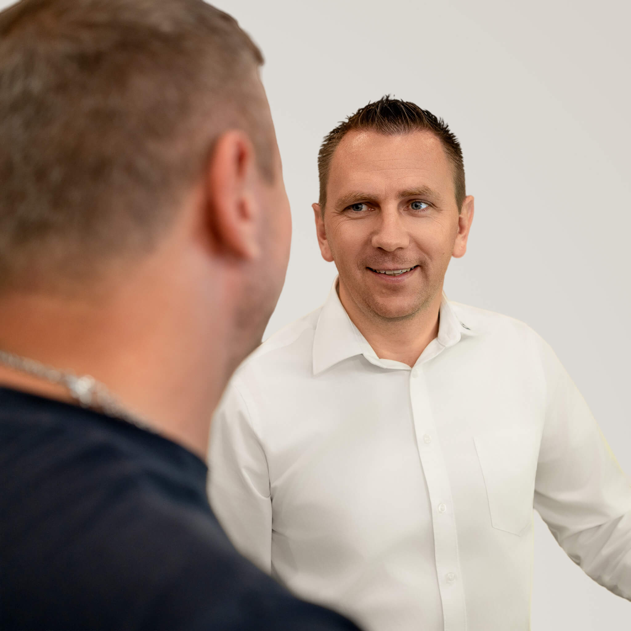 Mathias Schießl, Geschäftsführer von MS Metalltechnik, im Gespräch mit einem Kollegen