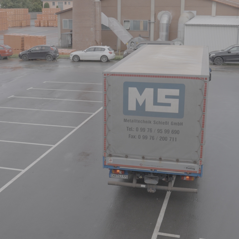 LKW von MS Metalltechnik Schießl GmbH bei der Anlieferung