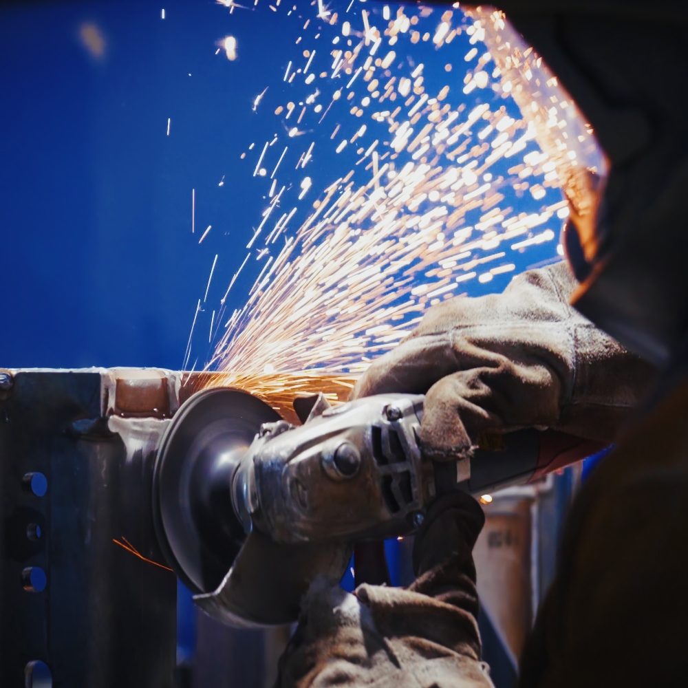 alt (für Poster): Funkenflug beim Schleifen im Stahl- und Maschinenbau bei MS Metalltechnik Schießl GmbH